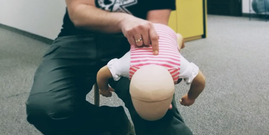 Pierwsza pomoc w zadławieniu niemowlaka