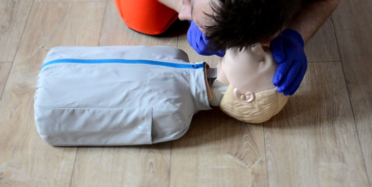 Ocena oddechu dziecka RKO dzieci resuscytacja dziecko pierwsza pomoc dziecko pomoc pediatryczna resuscytacja krążeniowo oddechowa kurs pierwszej pomocy dzieci Wrocław szkolenie z pierwszej pomocy dla rodziców